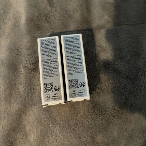 Dior Capture Totale Le Serum in Elegant White Packaging - Picture 2 of 2